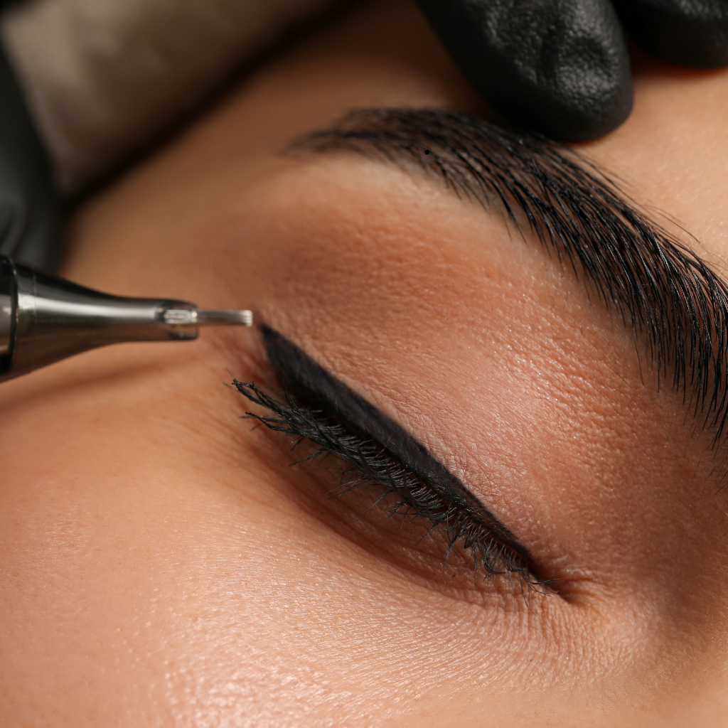 Kalıcı Eyeliner Uygulaması: Doğal Güzelliğinizi Ön Plana Çıkarın